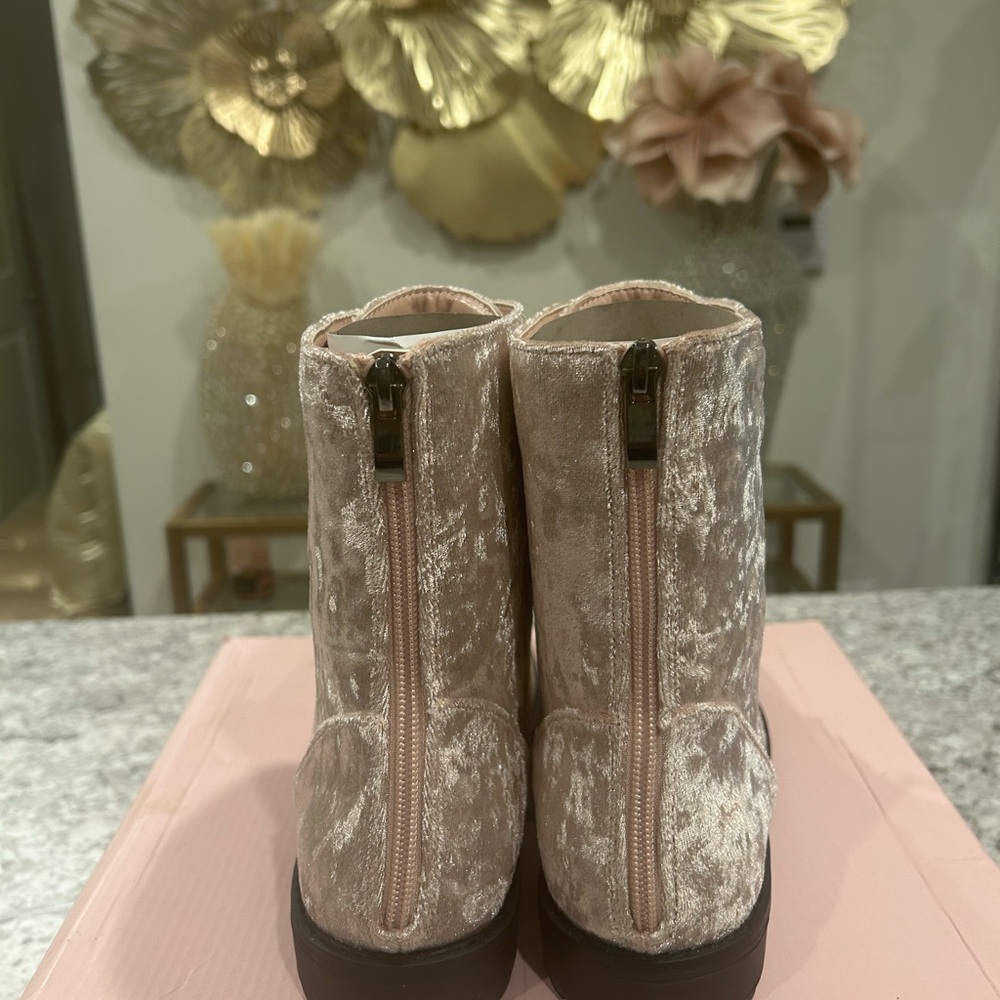 JustFab Blush Booties w/Matching Purse - Picture 3 of 9